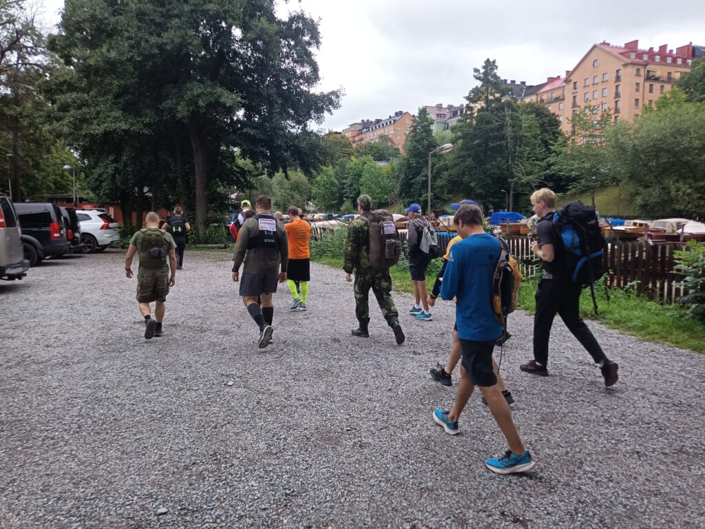 Ambulators deltagare på väg genom Stockholm